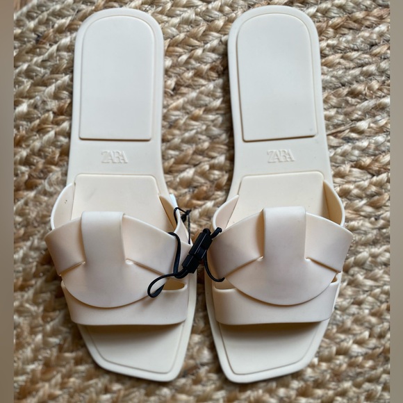Zara Flat Sandals with Crossed Strap - NWT - Picture 2 of 3